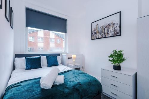 FREE Parking Stoke Sleeps up to 10 4 bedrooms Close to Alton Towers in Stoke-On-Trent, United Kingdom