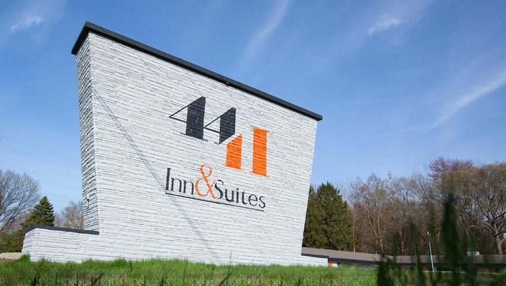 4411 Inn & Suites - photo 44