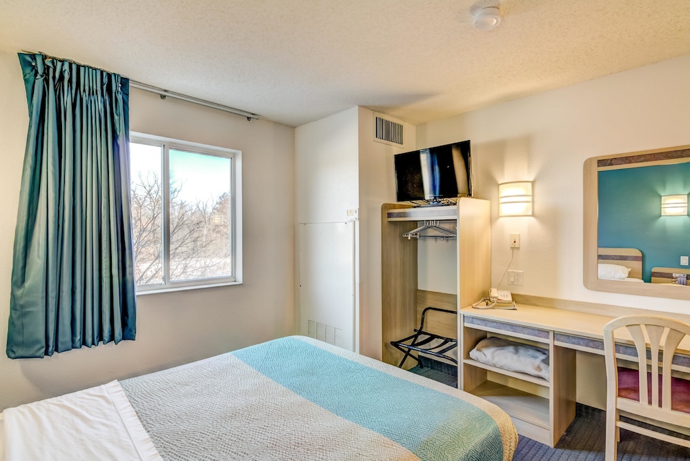 Econo Lodge Menomonie - photo 7
