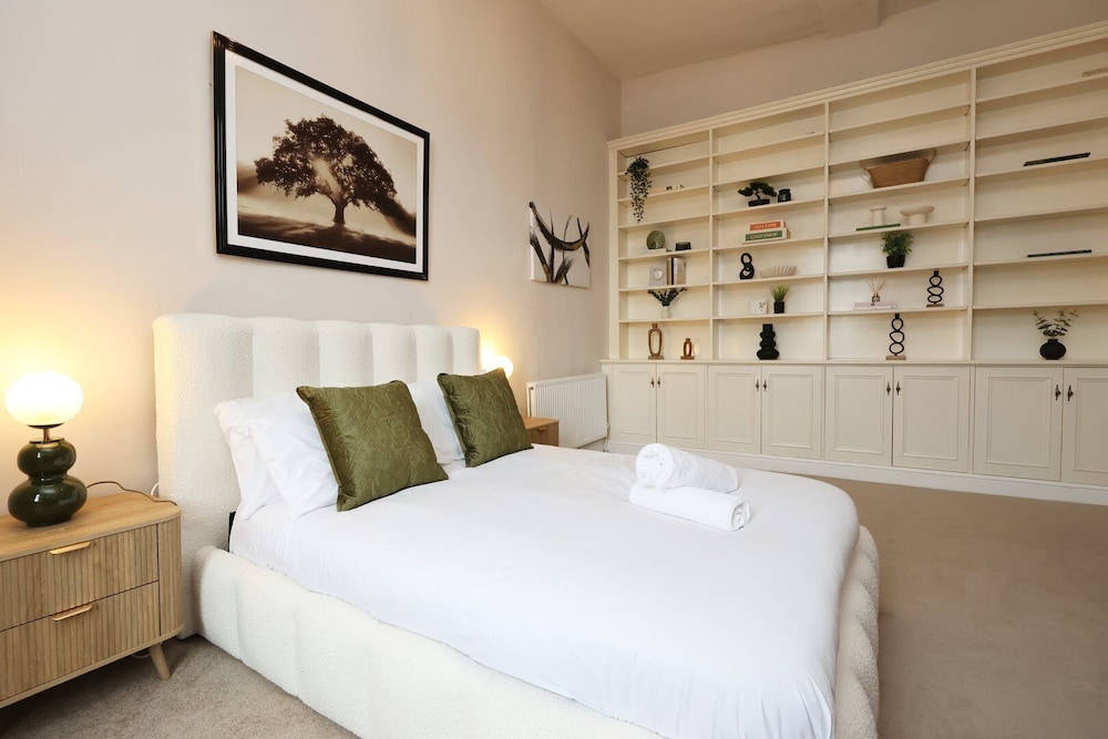Spacious 3br Flat In Cowbridge Centre 22316559 — Cowbridge