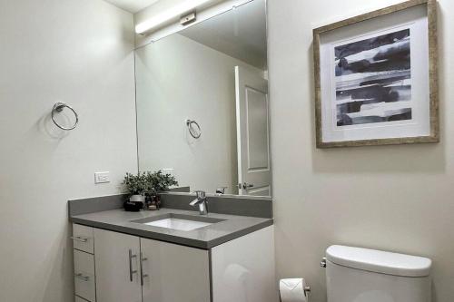 Bright Top Floor Elevator Walk Downtown Laundry — 4-Star Luxury Hotel in Walnut Creek, United States