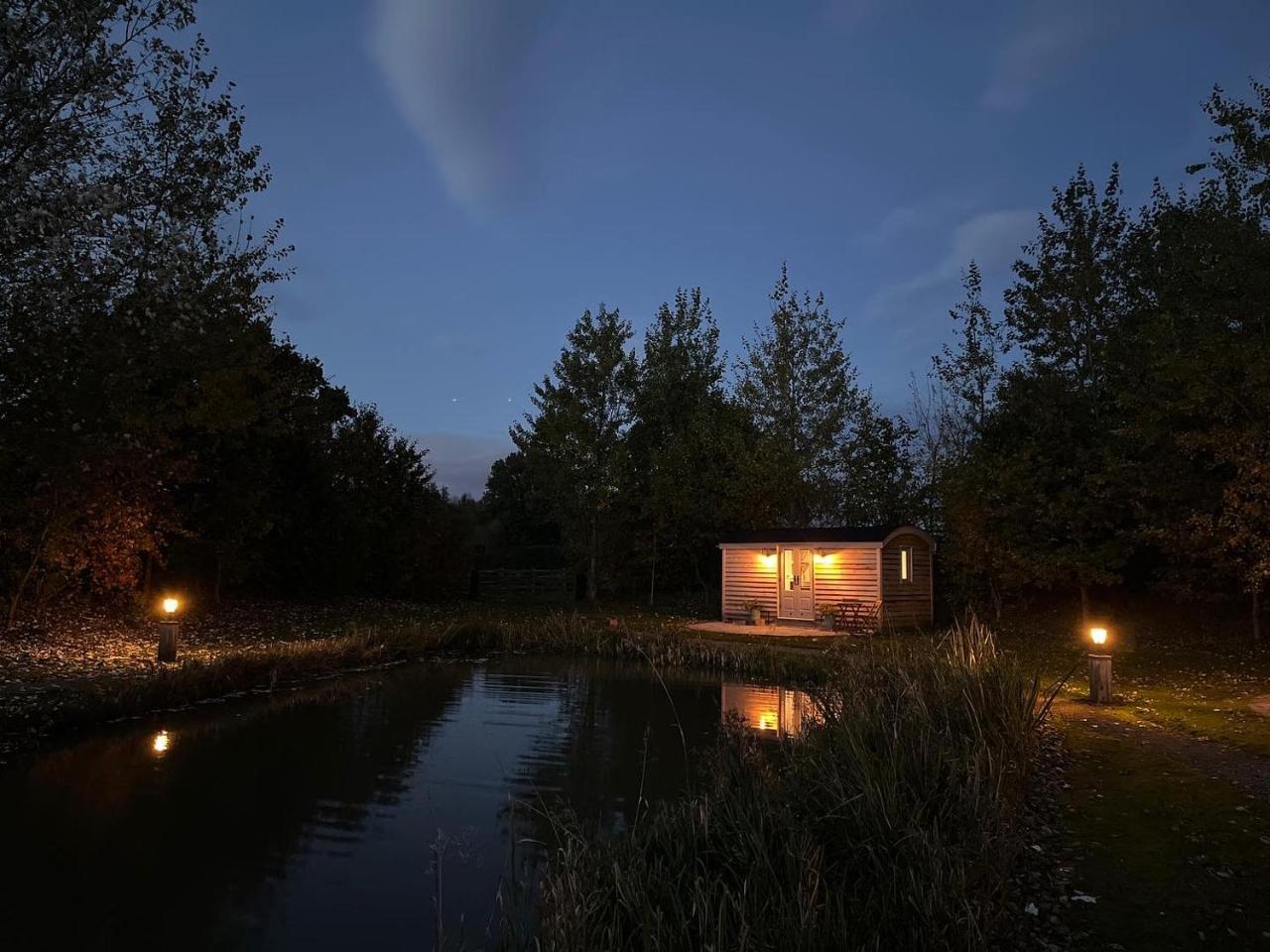 Luxury Shepherds Hut The Sweet Pea by the lake