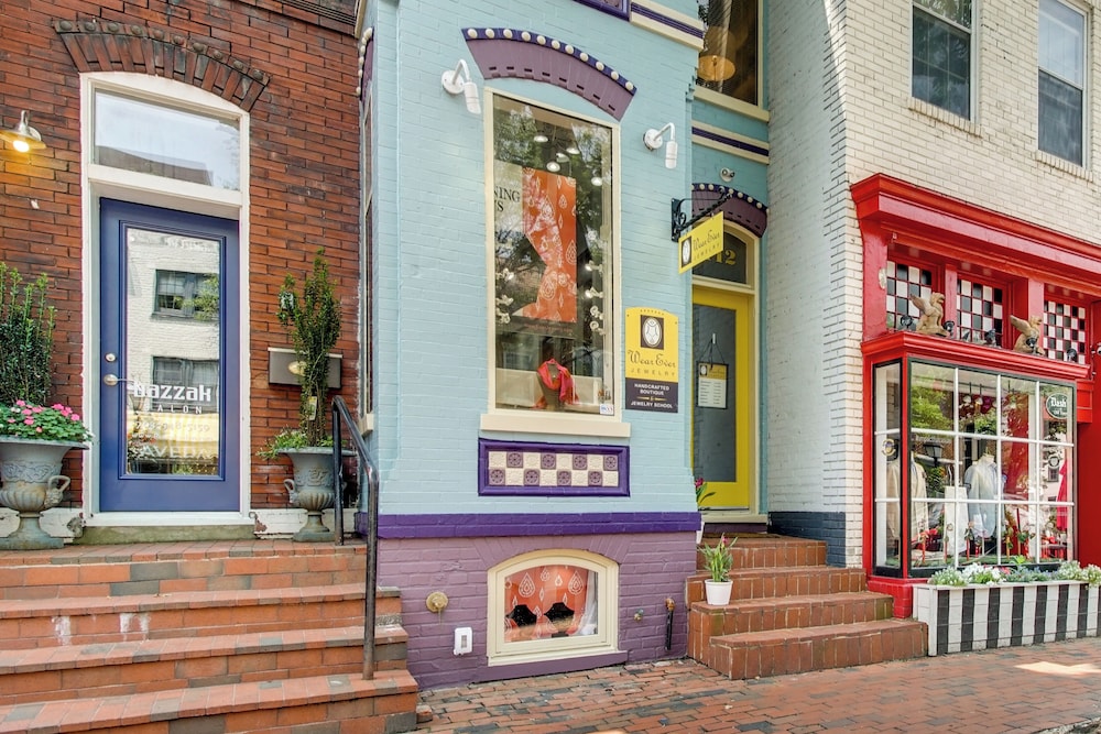 Charming Alexandria Vacation Rental in Old Town — 4-Star Luxury Hotel in Alexandria, United States