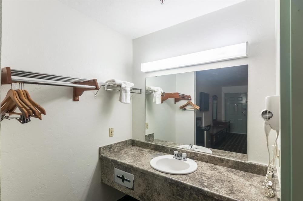 Premier Inn & Suites - photo 20