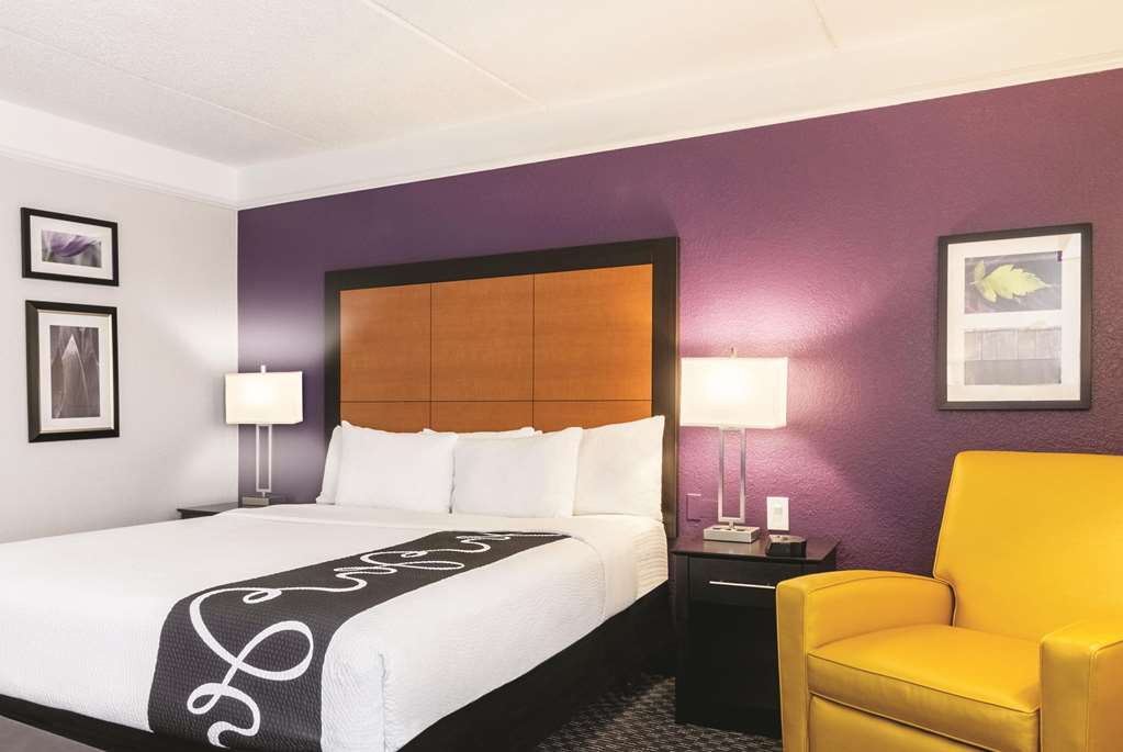 La Quinta Inn & Suites by Wyndham Orlando Airport - photo 35