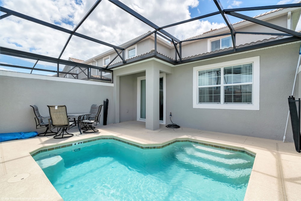 Stunning Lakeview Townhome w Private Pool — 4-Star Luxury Hotel in Kissimmee, United States