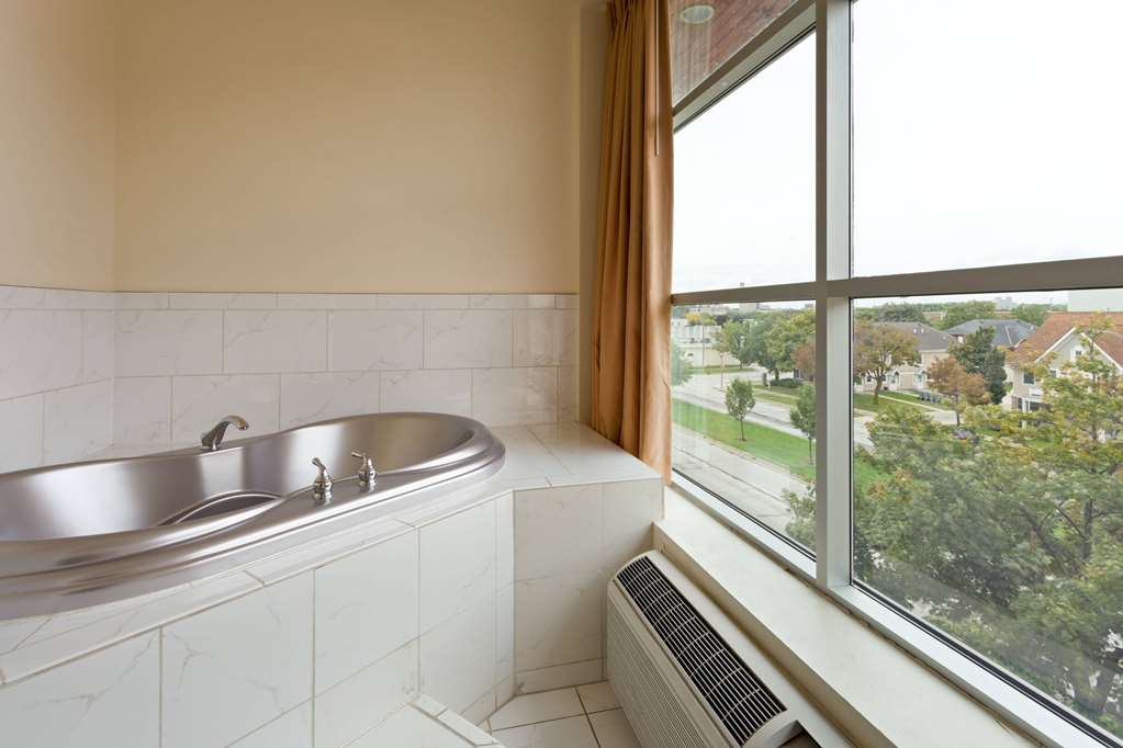 Days Inn & Suites by Wyndham Milwaukee - photo 6