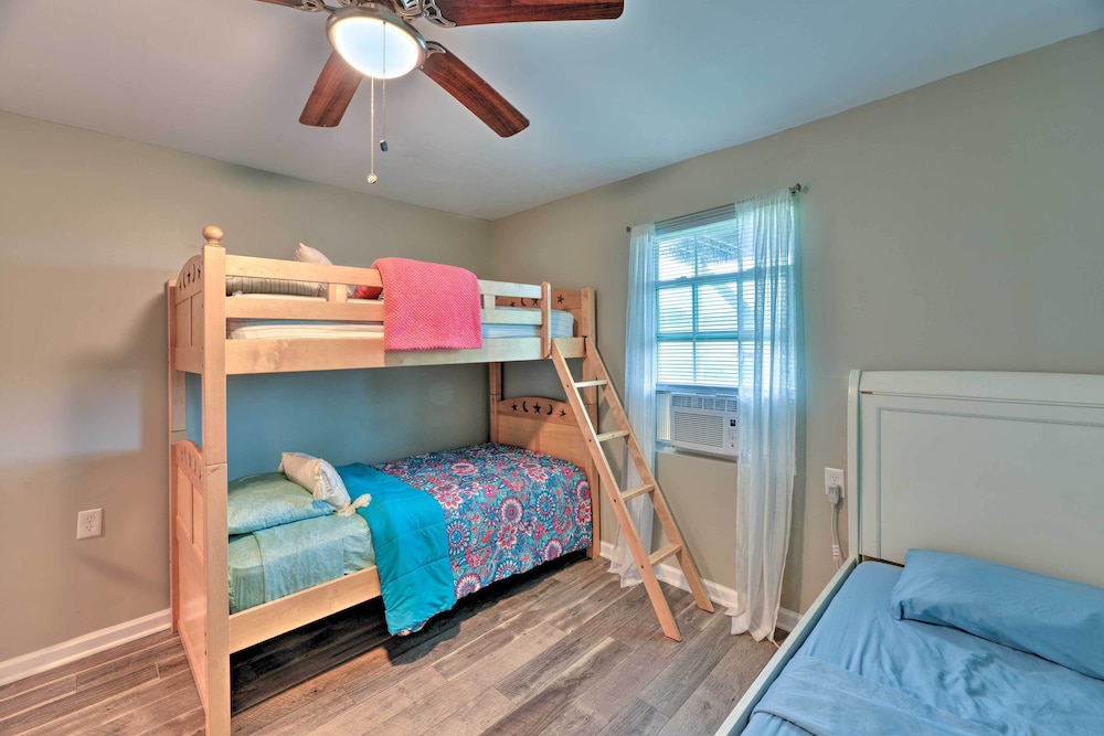 Luxe ‘cozy Crab Shack’ w Porch in Indian Beach in Atlantic Beach, United States