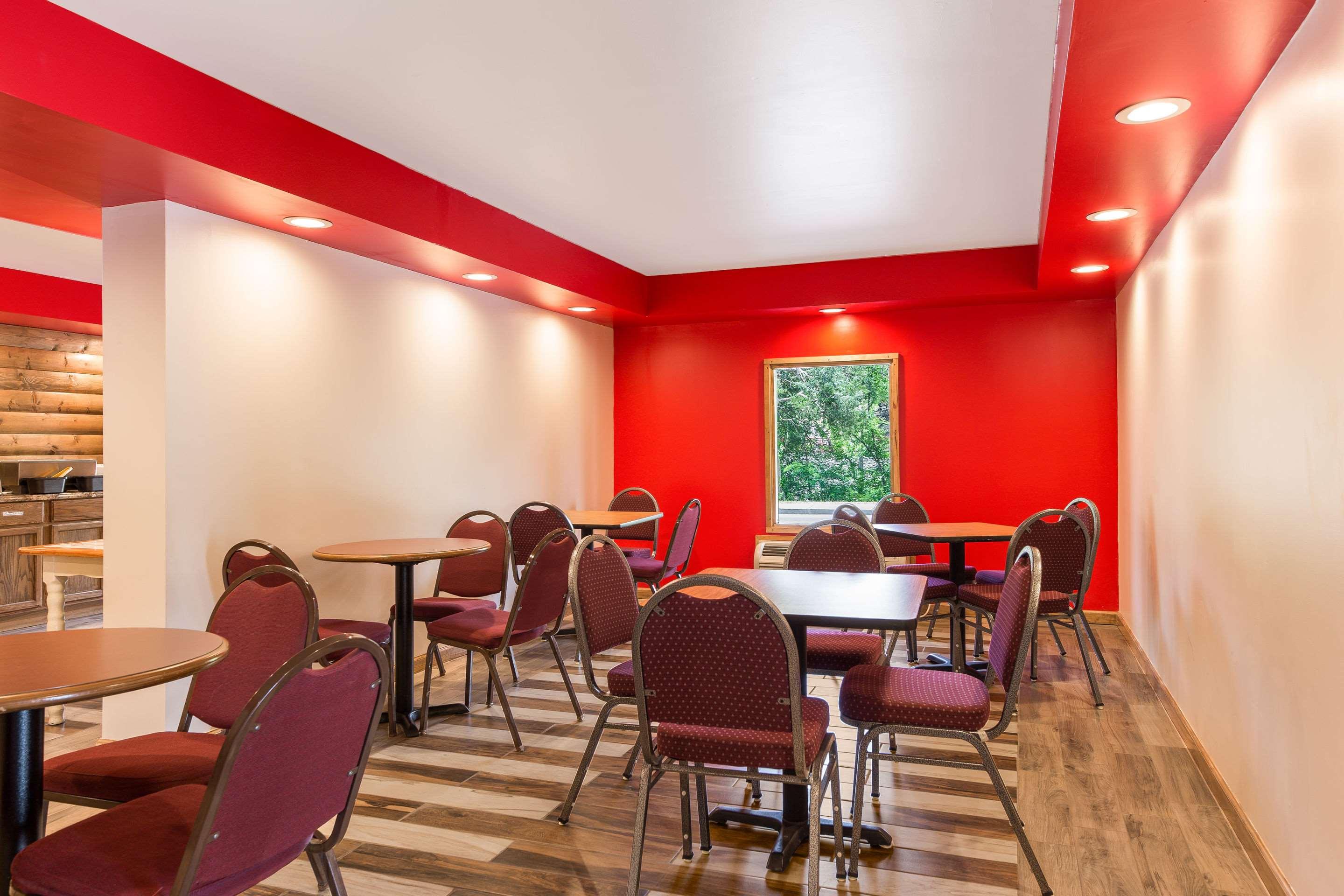 Econo Lodge Pigeon Forge TN - photo 22