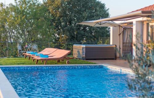 Modern Villa di Rovigno with Pool Hot Tub and Sea View — 4-Star Luxury Hotel in Rovinj, Croatia