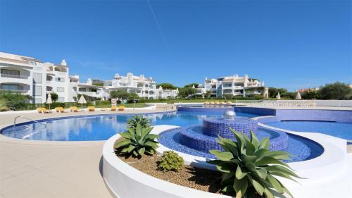Monte Verde C CD 295 Cleverdetails Sleeps 2 adults and 2 children 4 salted water pools — 4-Star Luxury Hotel in Vilamoura, Portugal