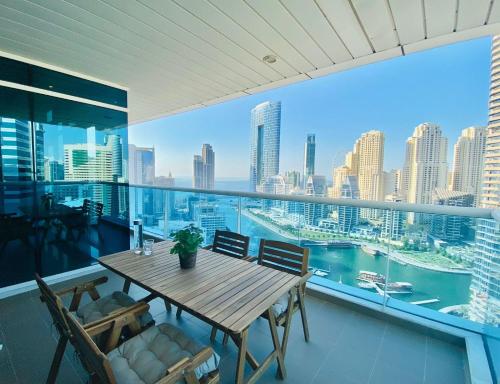 Deluxe Apt With Incredible Panoramic Marina Views — 5-Star Luxury Hotel in Dubai, United Arab Emirates