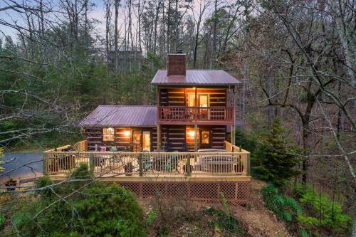 Tree House Tranquility Cabin Close to Dollywood — 4-Star Luxury Hotel in Sevierville, United States