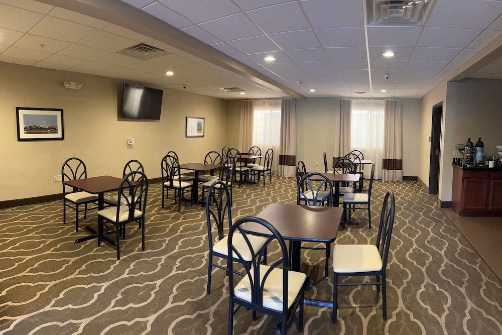 Days Inn & Suites by Wyndham Manheim Lebanon - photo 12