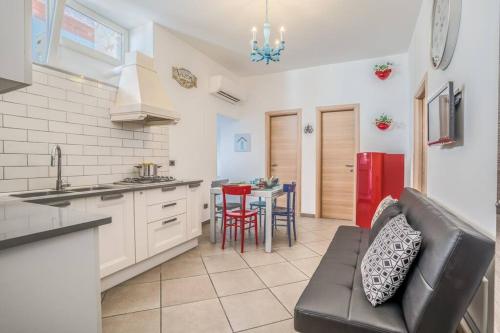 SorrentoVibes Two Bedrooms Apt in Sorrento Center with Terrace — 4-Star Luxury Hotel in Sorrento, Italy