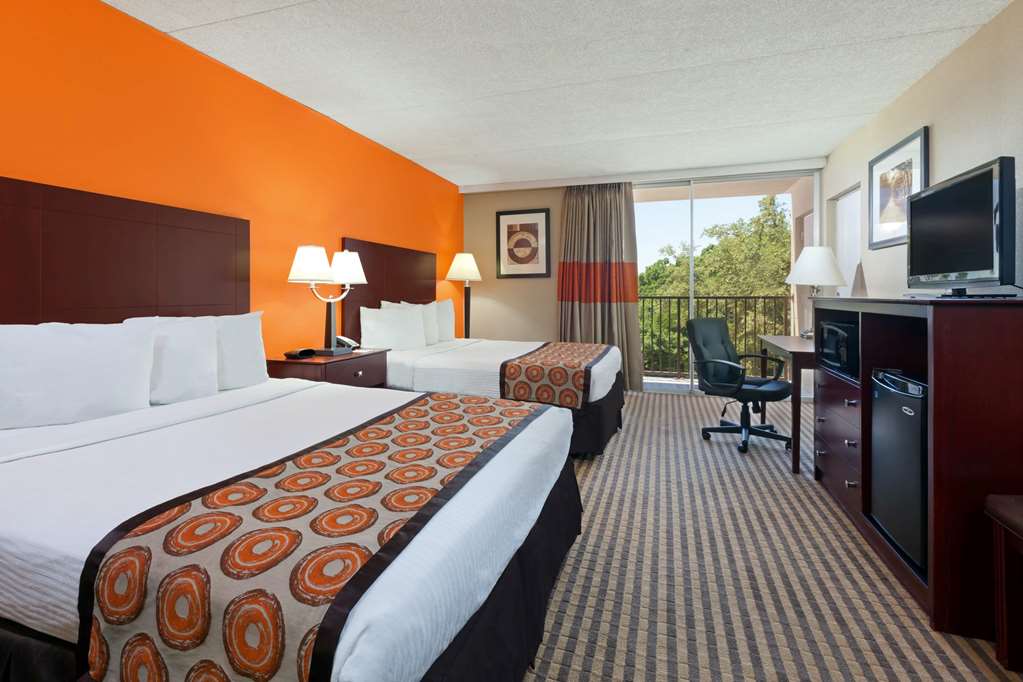 Howard Johnson by Wyndham Arlington Ballpark Six Flags - photo 9