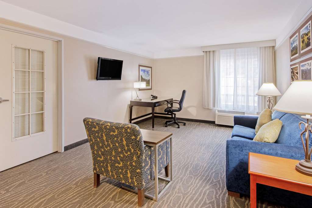 La Quinta Inn & Suites by Wyndham Ruidoso Downs - photo 42