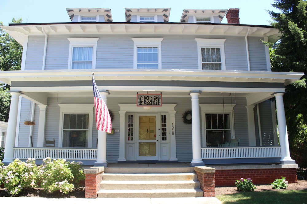 Looking Glass Inn - featured photo