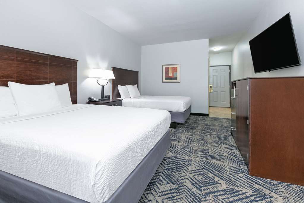 La Quinta Inn & Suites by Wyndham Tulsa Airpt Expo Square - photo 37