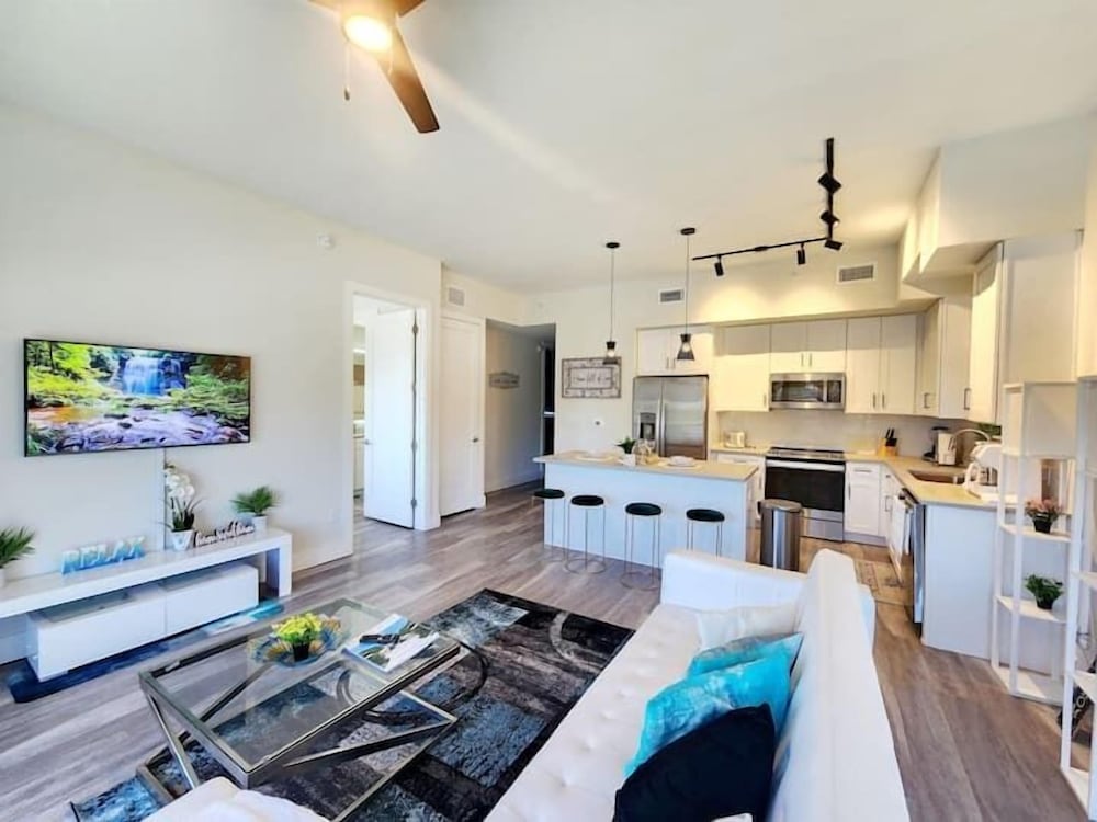 Lux place and cozy 3Beds 2Rooms enjoy life in WPB Gym EV Station Nearby the downtown and beaches — 4-Star Luxury Hotel in West Palm Beach, United States