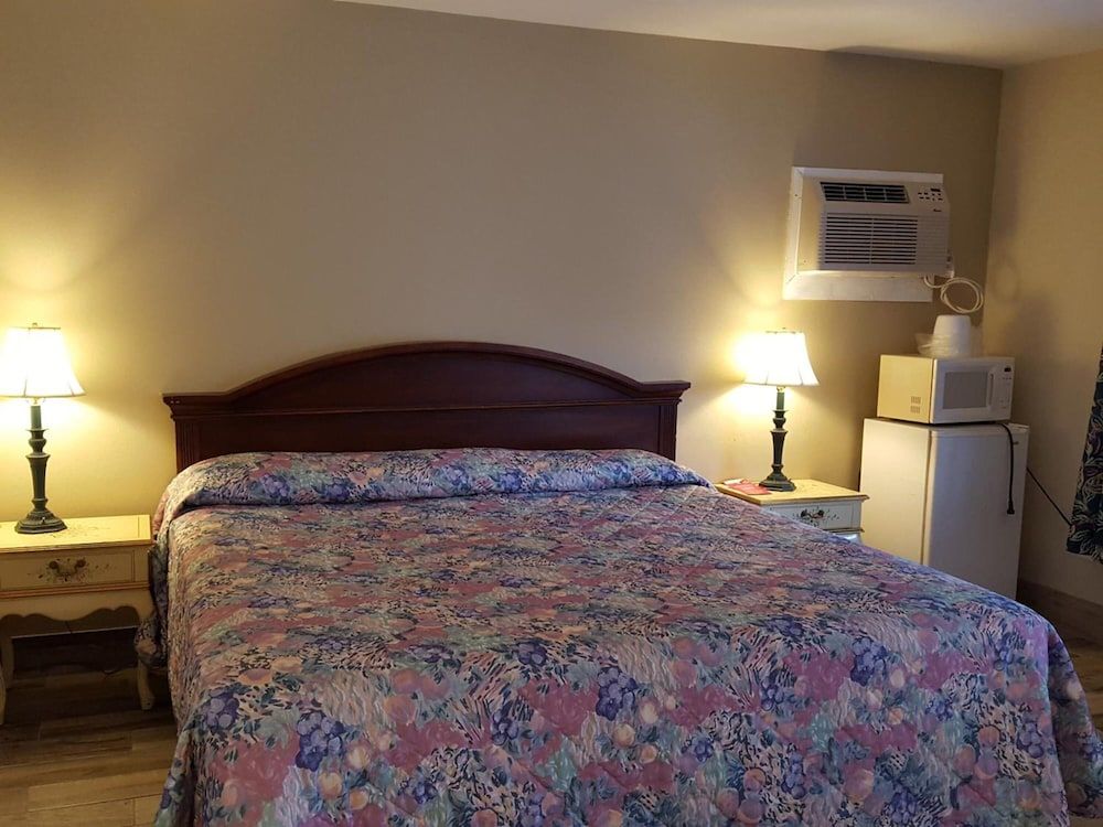 Three Oaks Motel - photo 8