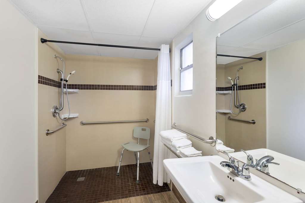 Super 8 by Wyndham Bradenton Sarasota Area - photo 11