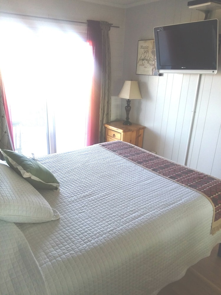 Hilltop Tavern & Inn - photo 2