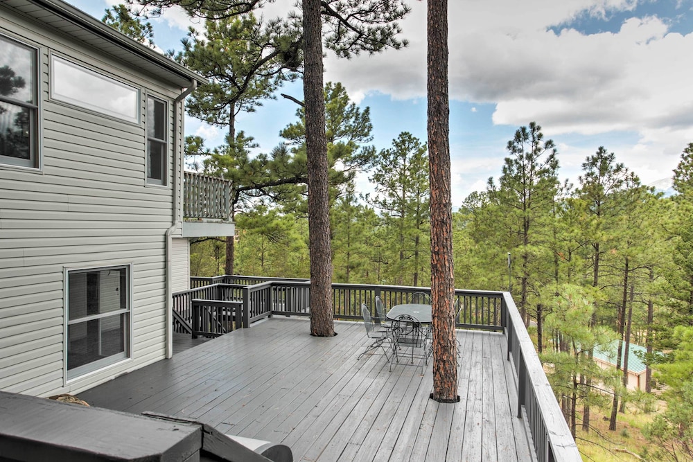 Spacious Hideaway in Ruidoso w Multi level Deck in Ruidoso, United States