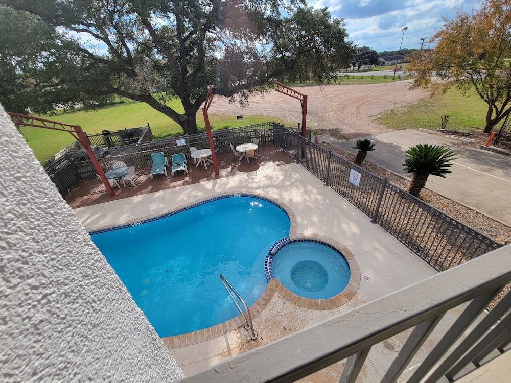 Hotel O Executive Inn & Suites Cuero Hwy 87 - photo 21