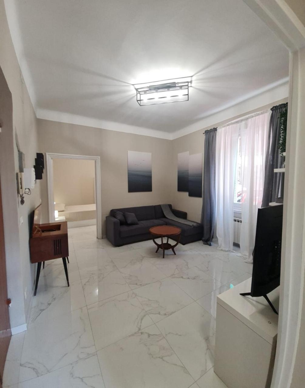 Ampio Appartamento Con 2 Posti Auto E Cortile — 4-Star Luxury Hotel in Genoa, Italy