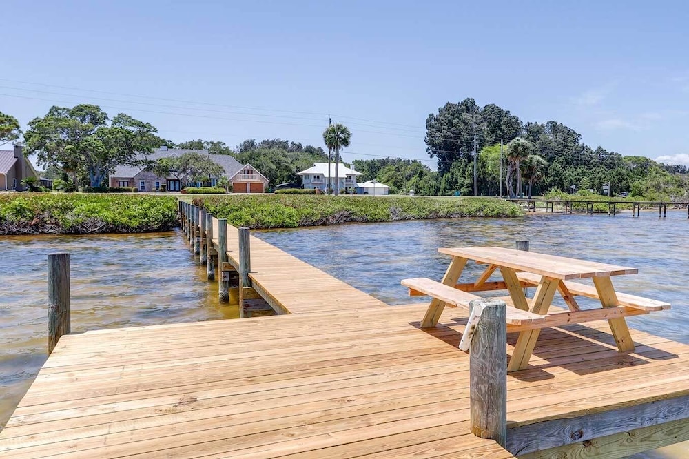 Spacious Merritt Island Home Private Pool and Dock — 4-Star Luxury Hotel in Merritt Island, United States