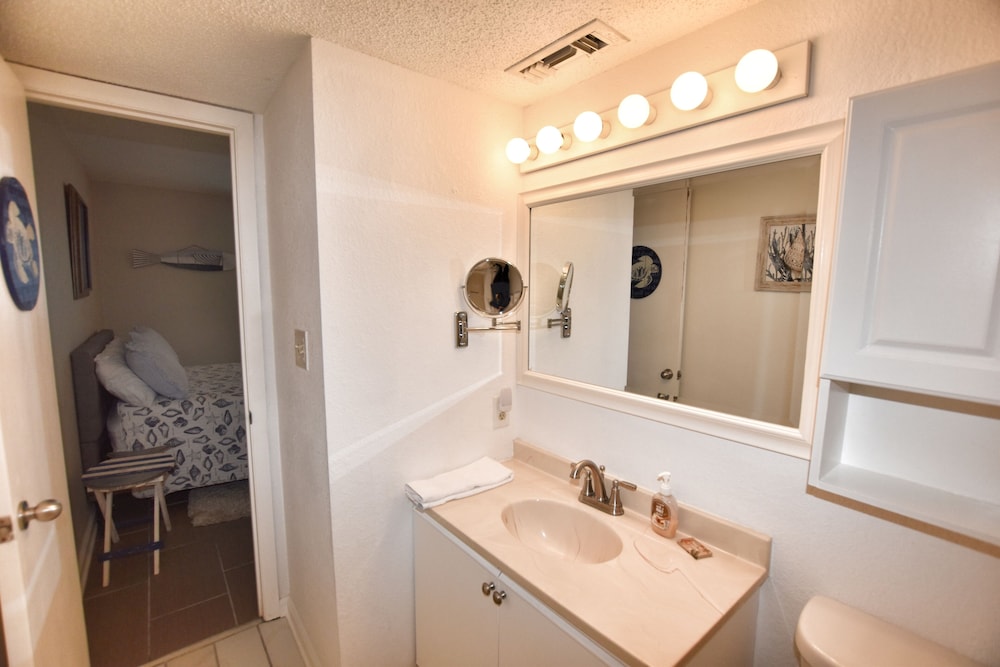0704 Waters Edge Resort 1 Bedroom Condo by RedAwning - photo 16