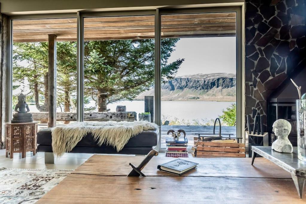 Luxury Lakefront villa infinity hot tub and sauna