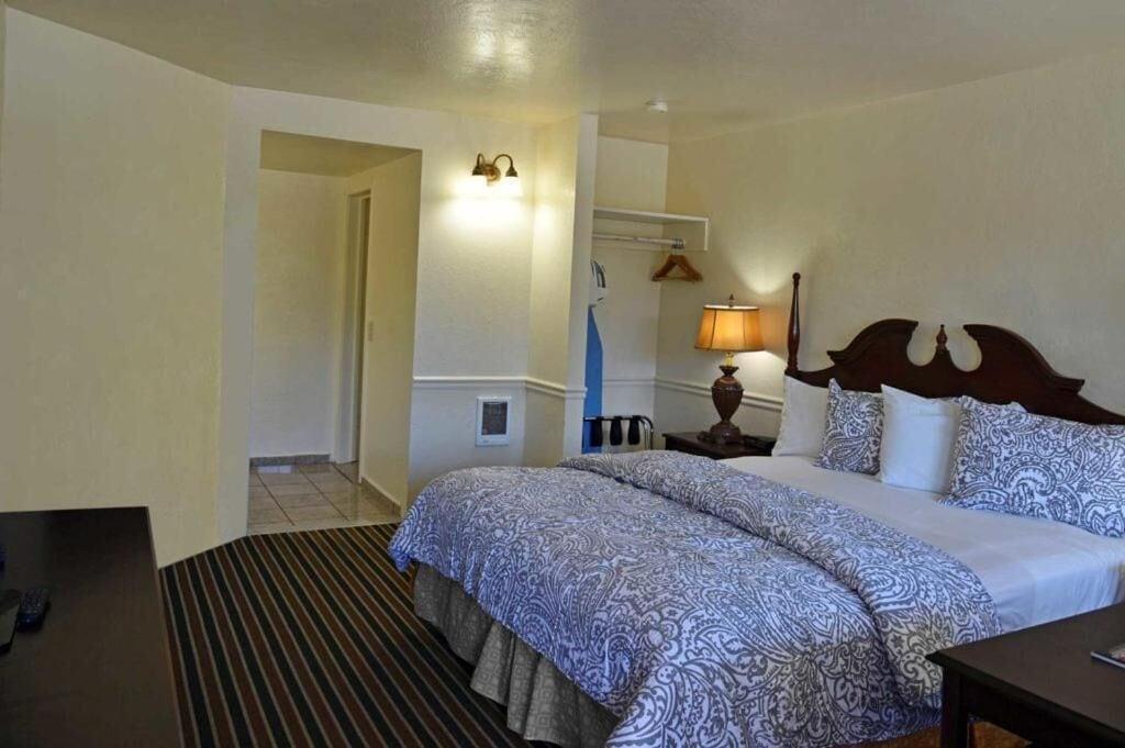 Monterey Pines Inn - photo 17