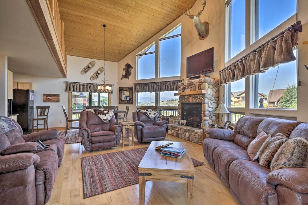 Deck Bar & Mtn Views: Grand Granby Retreat — hotel in Granby