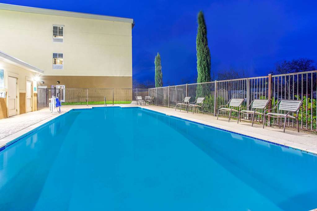 La Quinta Inn & Suites by Wyndham Gonzales TX - photo 4
