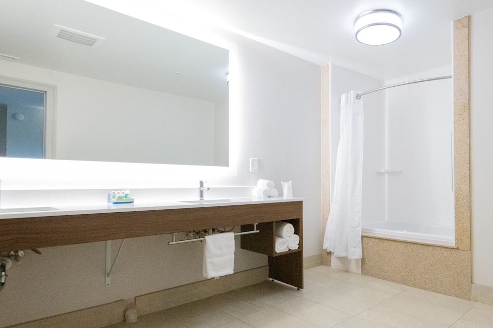 Holiday Inn Express Suites Lexington NwVineyard - photo 24