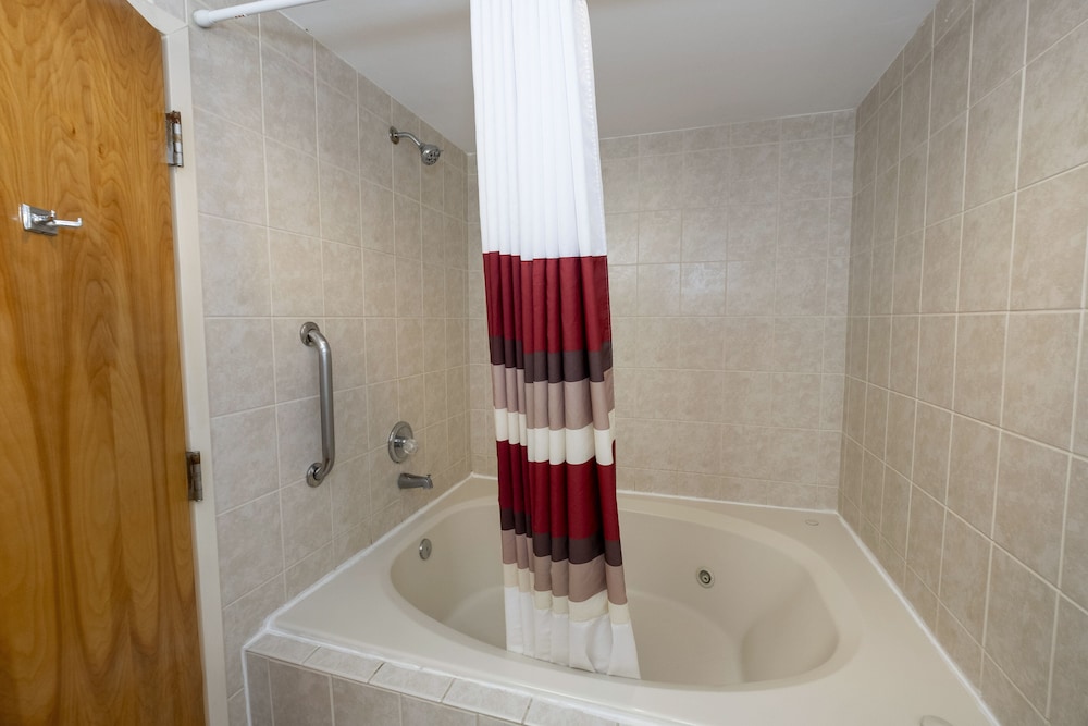 Red Roof Inn Clifton Park - photo 27