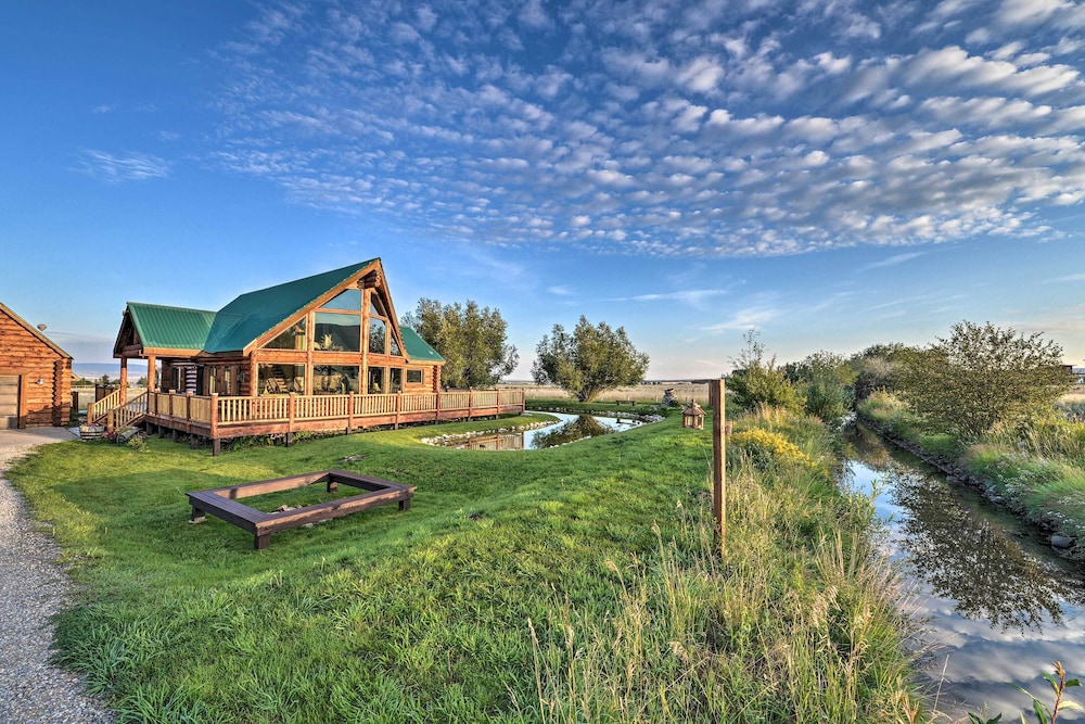 Stunning Driggs Retreat With Private Hot Tub And Pond — Driggs