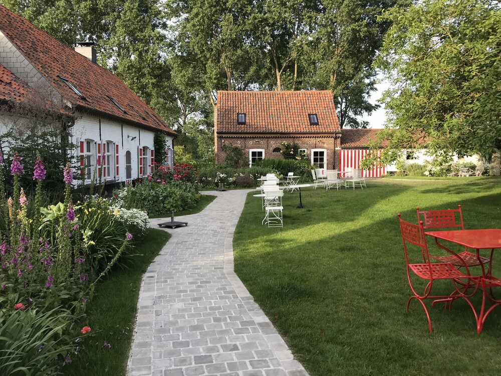 Bed and breakfast Gezellehof — 4-Star Luxury Hotel in Tielt, Belgium