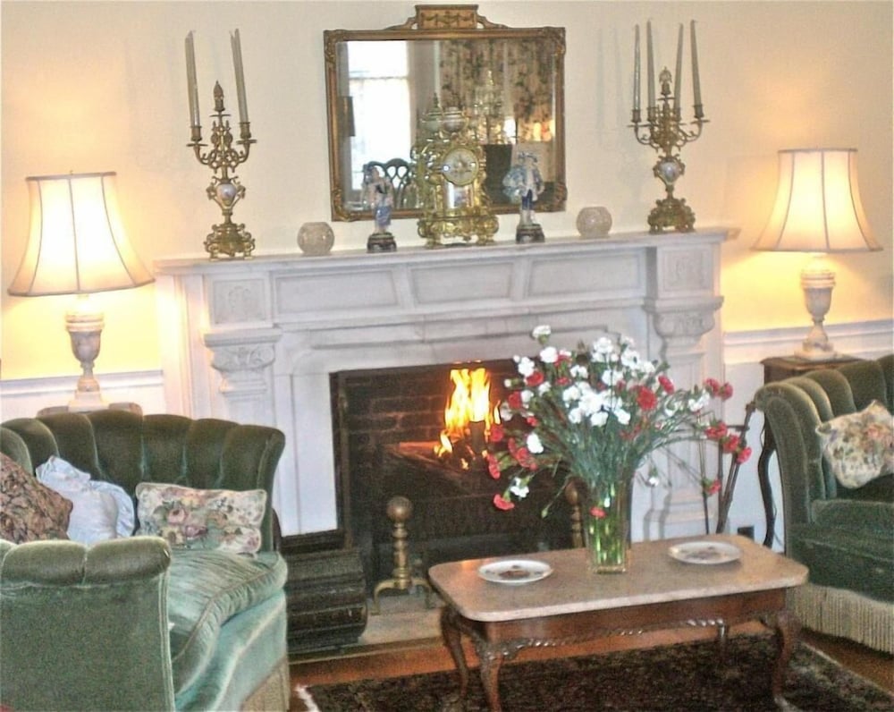 Whistler's Inn Bed & Breakfast - photo 40