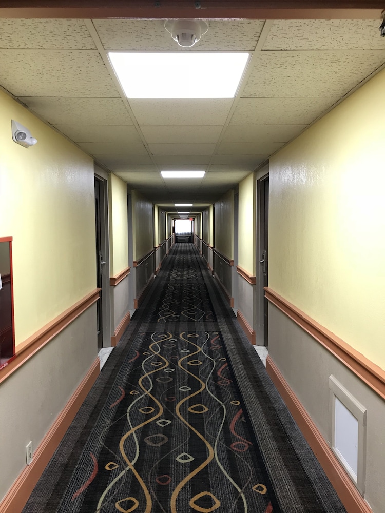 Days Hotel & Conference Center by Wyndham Danville - photo 40