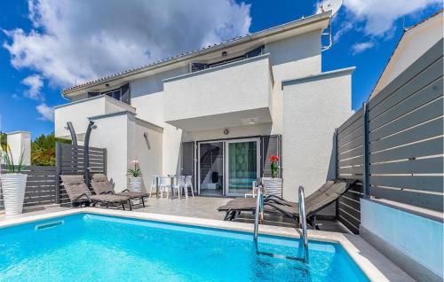 2 Bedroom Amazing Home In Liznjan — 4-Star Luxury Hotel in Liznjan, Croatia