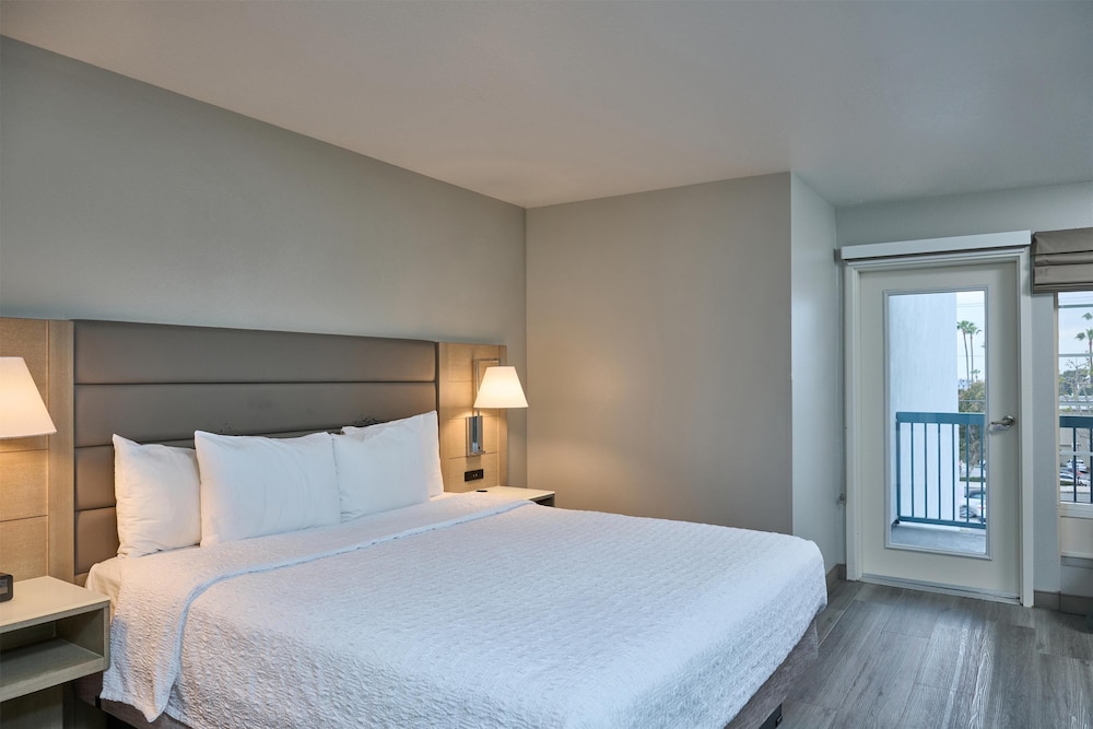 Hampton Inn & Suites Hermosa Beach - photo 32