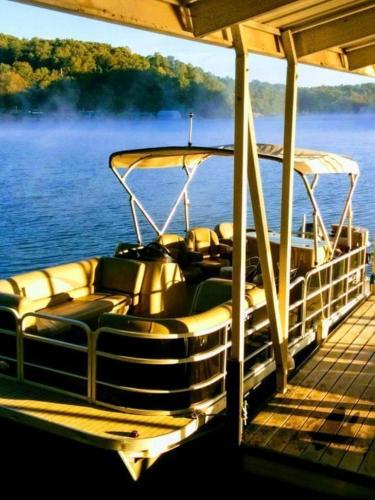 Lake Views Galore From Balconies Right On The Lake And Drought Proof Deep Water — Dawsonville