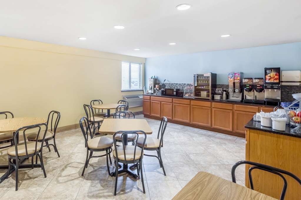 Super 8 by Wyndham Wichita Airport - photo 22