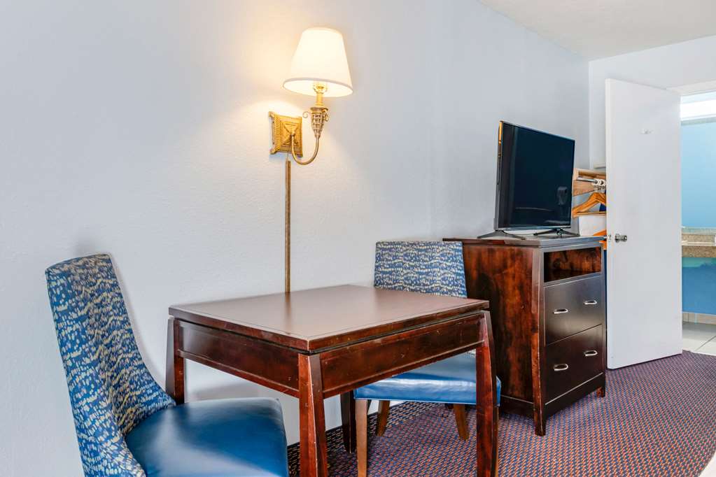 Quality Inn Sarasota North Near Lido Key Beach - photo 6