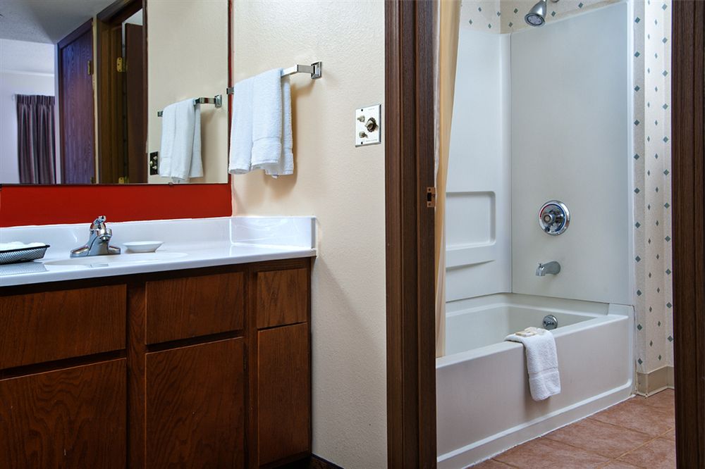 Hawthorn Suites by Wyndham Holland Toledo Area - photo 10
