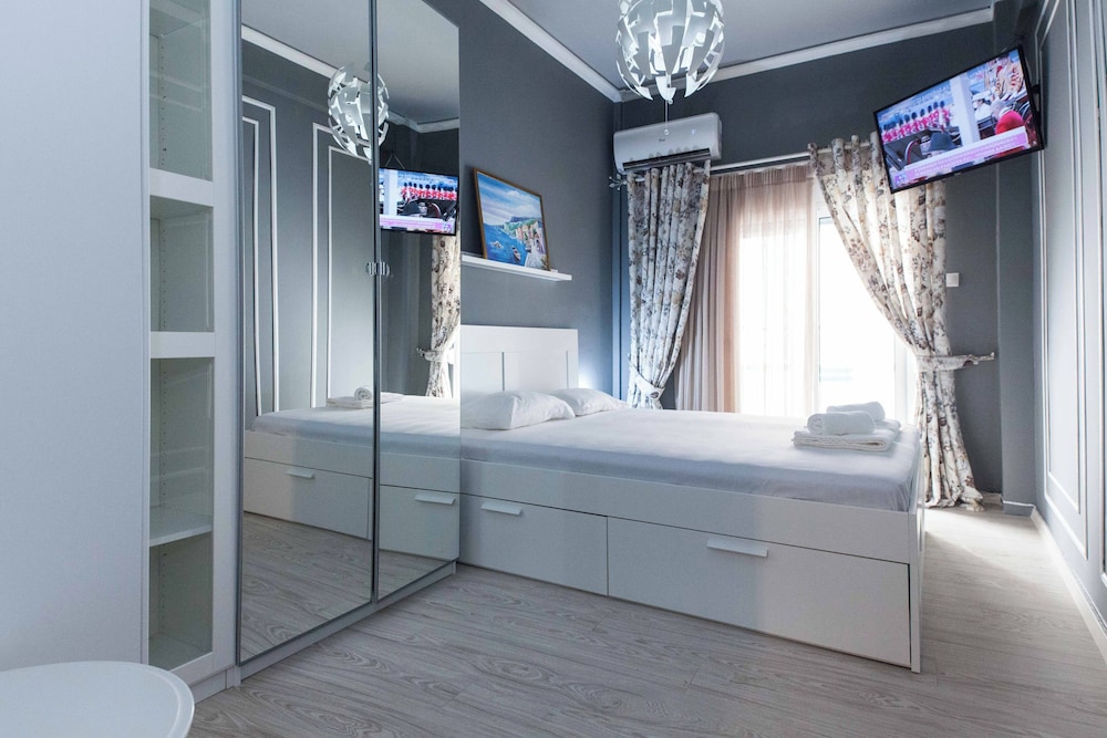 Fresh 1 Bd Apt w Balcony in Kato Patisia — 4-Star Luxury Hotel in Athens, Greece