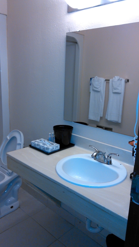 Days Inn & Suites by Wyndham Lake Okeechobee - photo 7